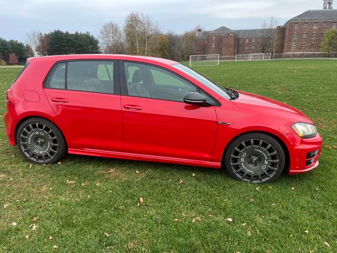 Used 2017 Volkswagen Golf R 4-Door image 6
