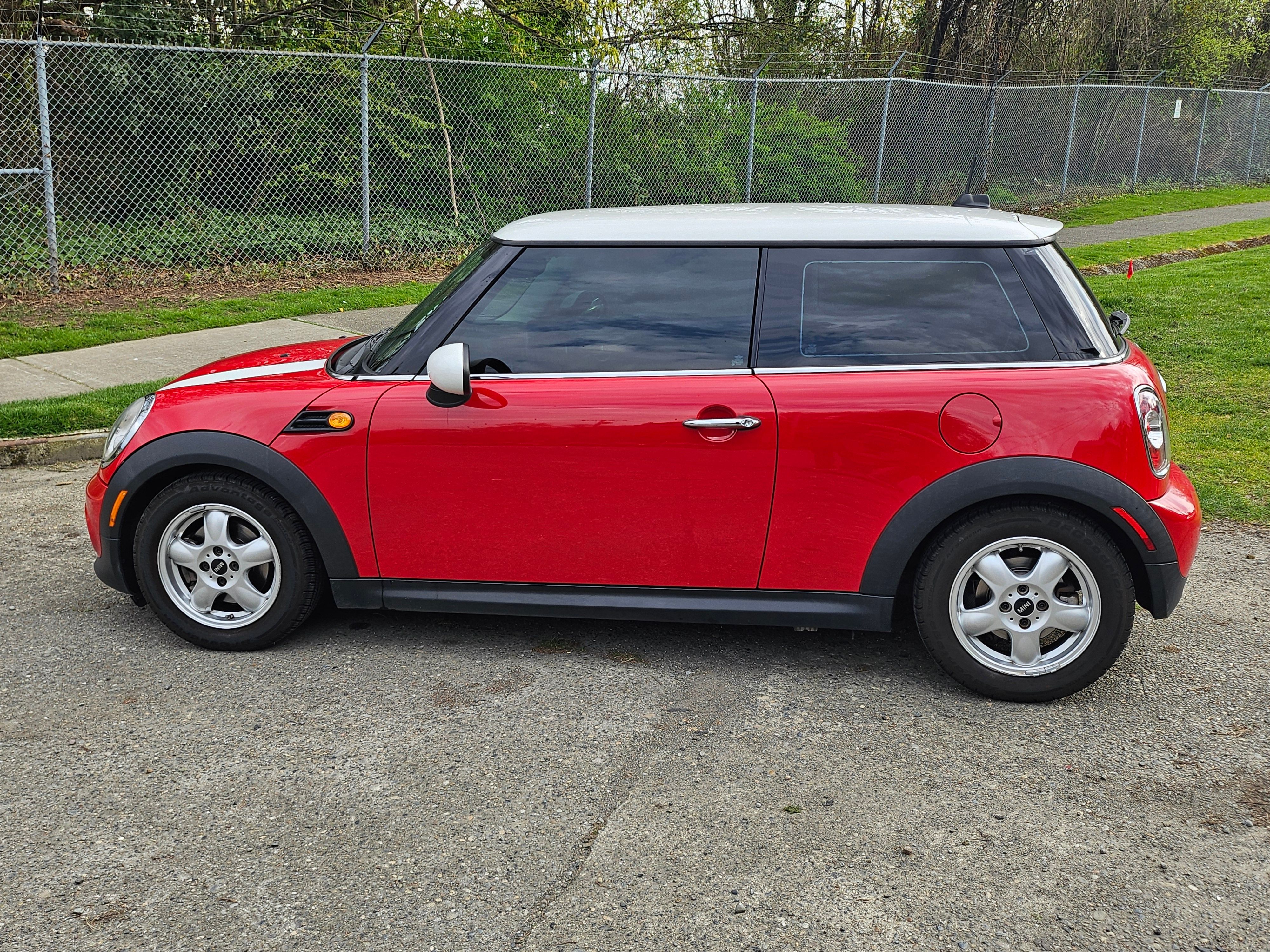 Used 2011 MINI Cooper Hardtop FWD image 1