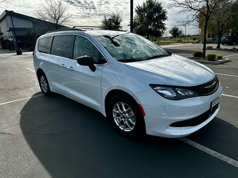 Used 2024 Chrysler Voyager LX image 4