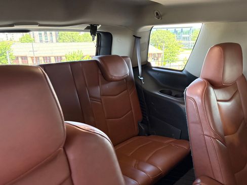 Used 2018 Cadillac Escalade Luxury AWD/4WD image 12