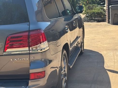 Used 2013 Lexus LX 570 4WD w/ Luxury Pkg image 11