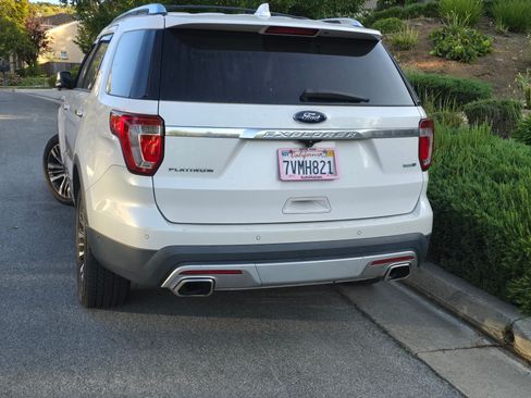 Used 2017 Ford Explorer Platinum image 5