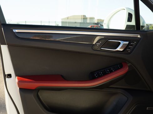 Used 2015 Porsche Macan Turbo image 12