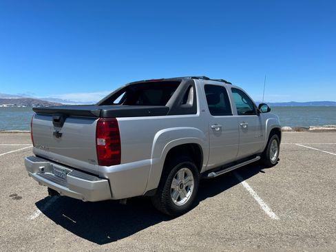 Used 2011 Chevrolet Avalanche LT w/ Luxury Package AWD/4WD image 5