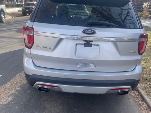 Used 2017 Ford Explorer Platinum image 2