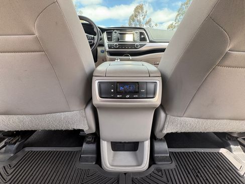 Used 2017 Toyota Highlander LE w/ Carpet Mat Package AWD/4WD image 14