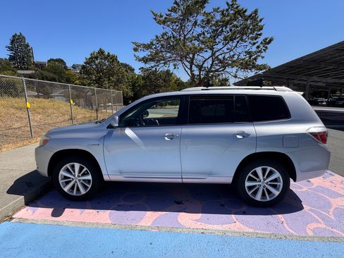 Used 2010 Toyota Highlander Limited w/ Extra Value Pkg 3 AWD/4WD image 2