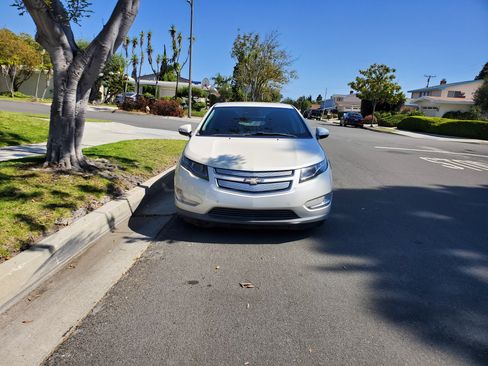 Used 2013 Chevrolet Volt Premium w/ Premium Trim Package image 2