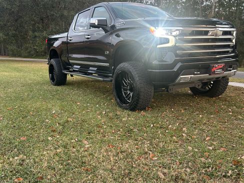 Used 2023 Chevrolet Silverado 1500 High Country w/ Technology Package image 2