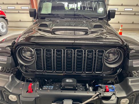 Used 2025 Jeep Gladiator Rubicon AWD/4WD image 2