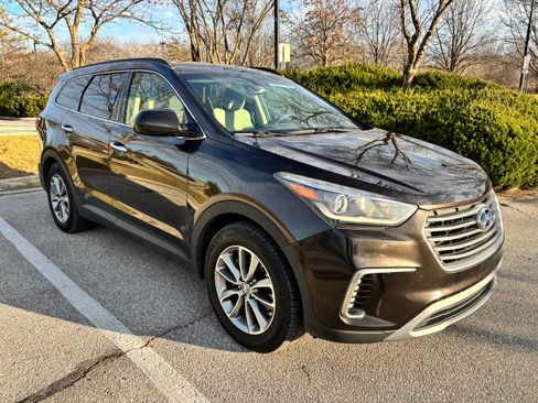 Used 2017 Hyundai Santa Fe SE image 1