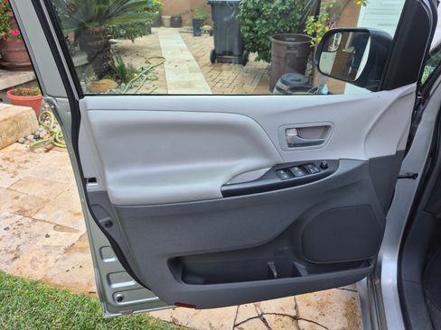 Used 2015 Toyota Sienna LE image 4