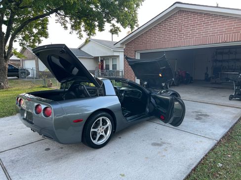 Used 2004 Chevrolet Corvette Coupe w/ Roof Package RWD image 8