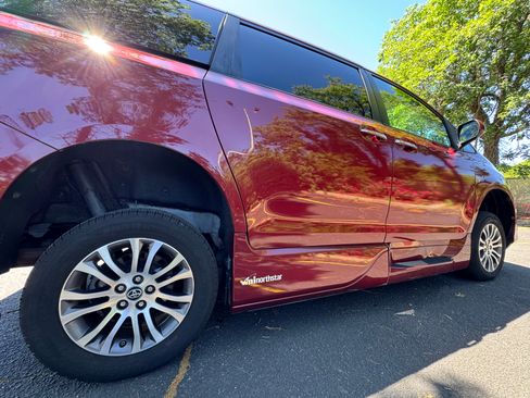 Used 2019 Toyota Sienna XLE w/ XLE Navigation Package FWD image 12