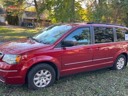 Used 2010 Chrysler Town & Country LX FWD image 1