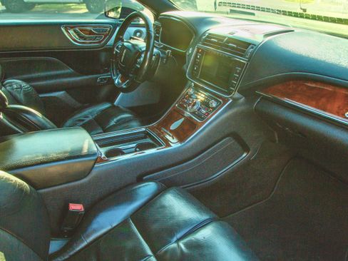 Used 2017 Lincoln Continental Reserve w/ Luxury Package image 10