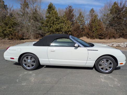 Used 2003 Ford Thunderbird image 16