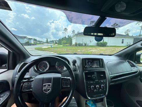 Used 2019 Dodge Grand Caravan SXT FWD image 6