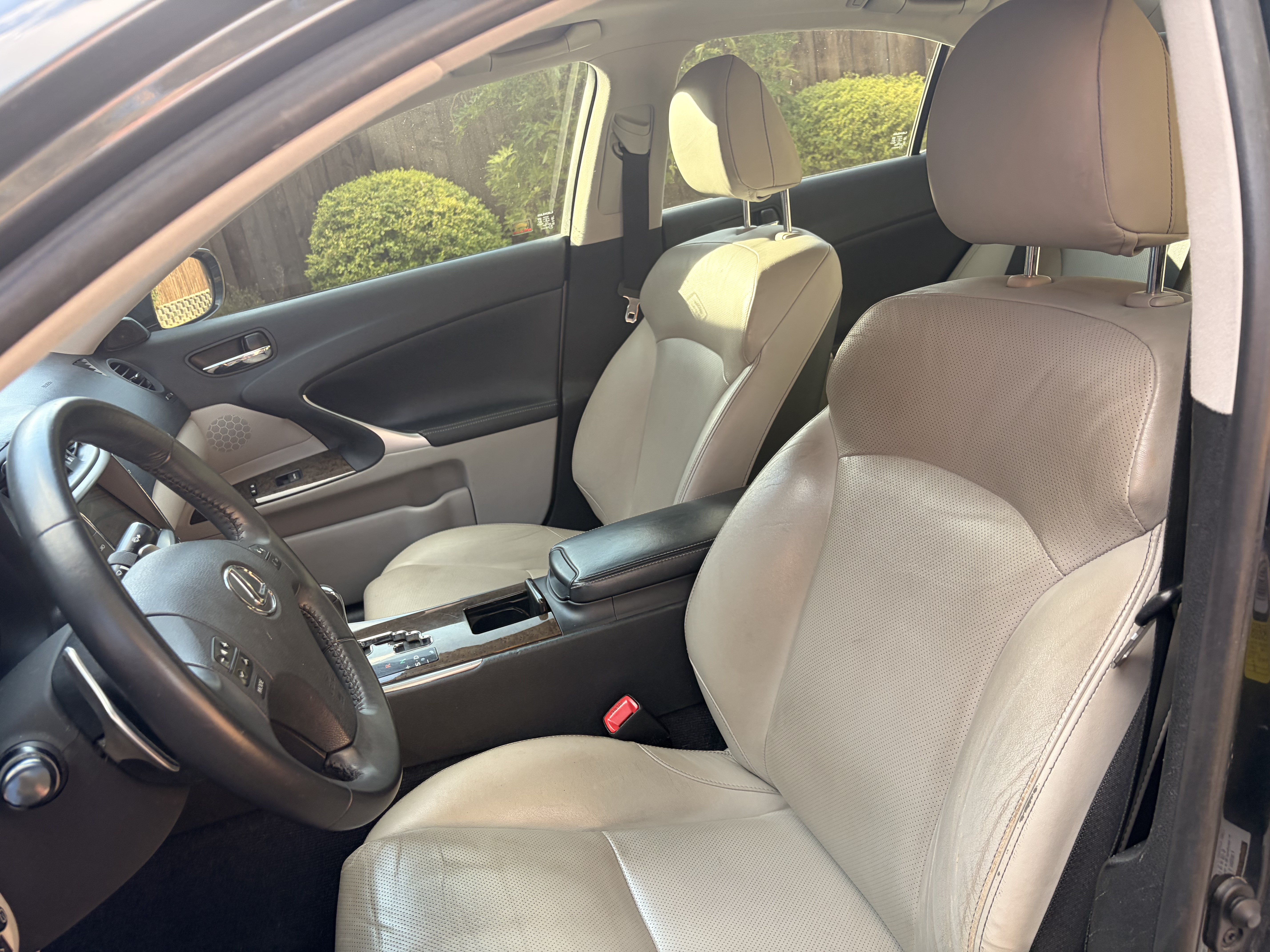 Used 2010 Lexus IS 350 w/ Preferred Accessory Package RWD image 9