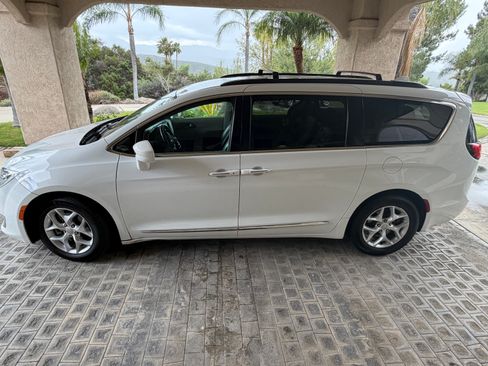 Used 2017 Chrysler Pacifica Touring-L image 4