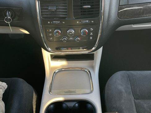 Used 2016 Dodge Grand Caravan SXT w/ UConnect Hands-Free Group image 8