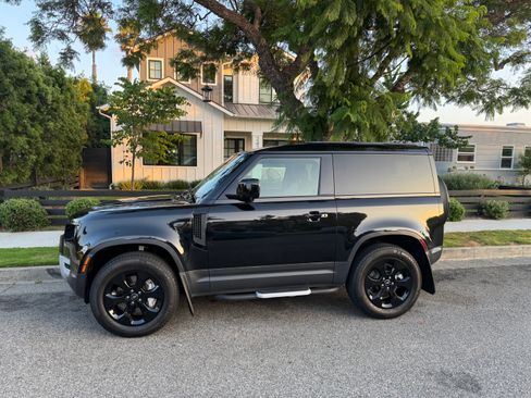 Used 2023 Land Rover Defender 90 SE image 2