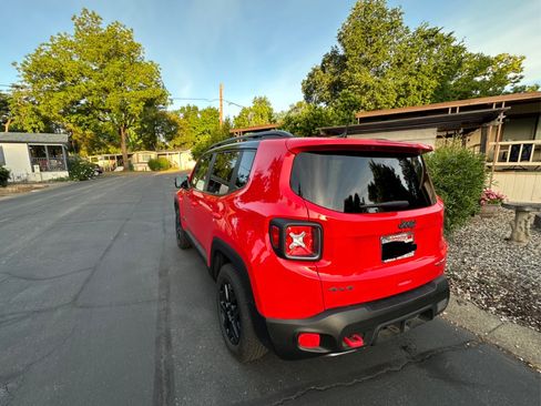 Used 2018 Jeep Renegade Trailhawk w/ Safety & Security Group AWD/4WD image 6