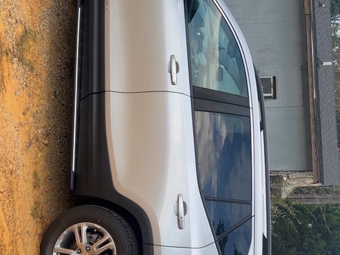 Used 2022 GMC Terrain SLE w/ Driver Convenience Package image 2