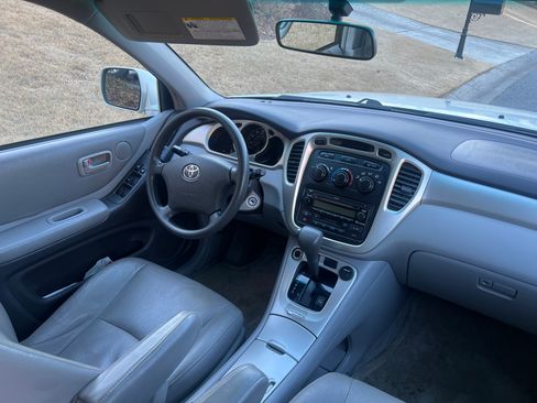 Used 2004 Toyota Highlander 2WD V6 image 2