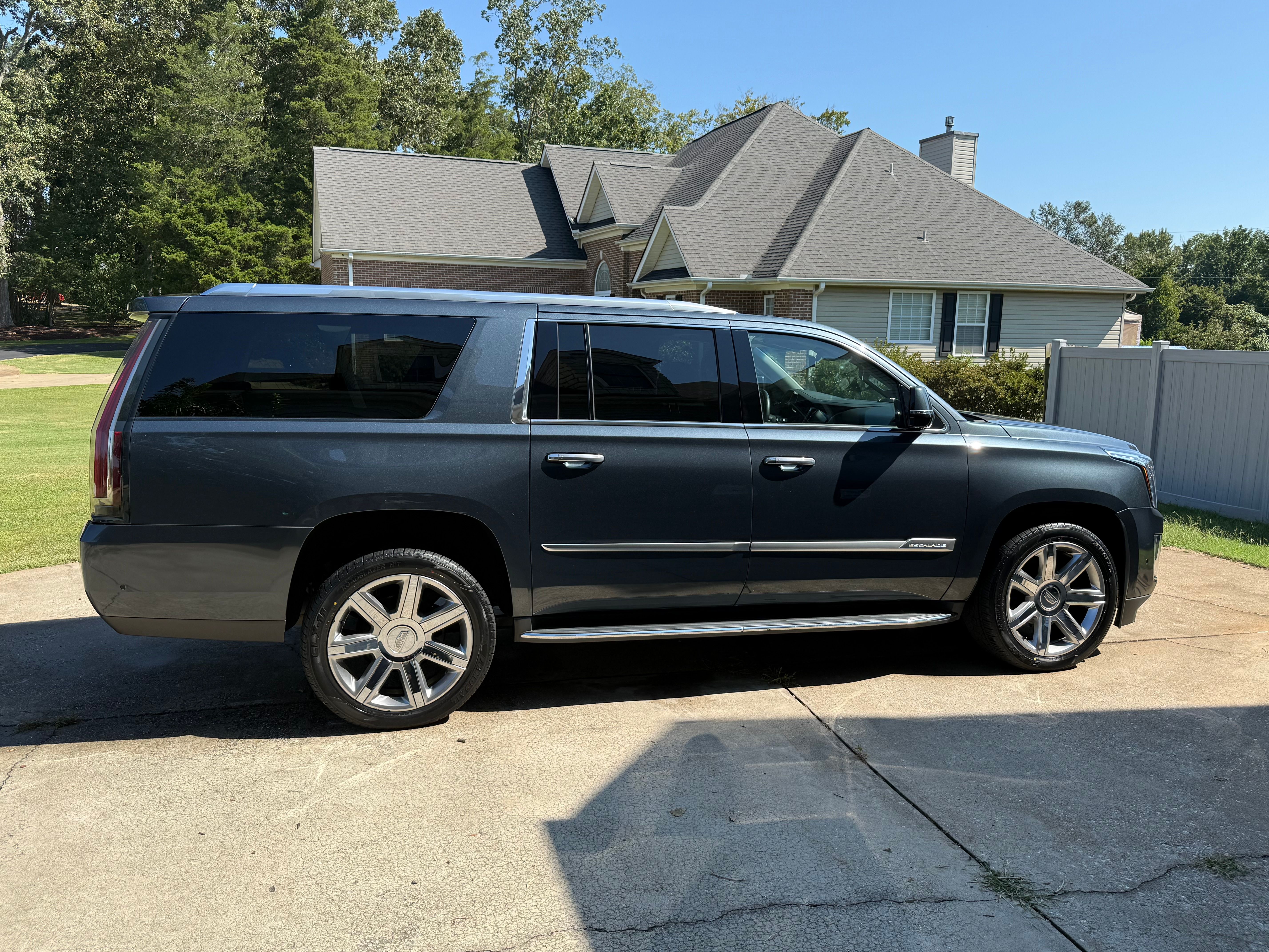 Used 2019 Cadillac Escalade ESV Luxury AWD/4WD image 2