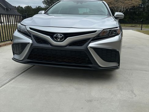 Used 2022 Toyota Camry SE image 4