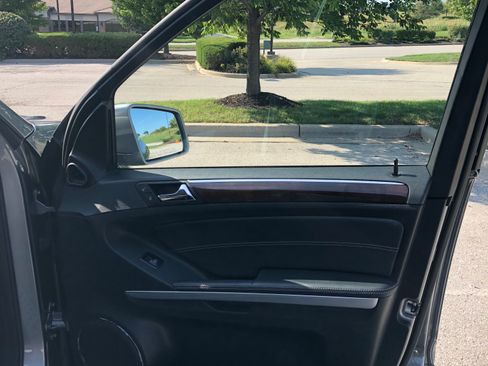 Used 2011 Mercedes-Benz GL 550 4MATIC image 20