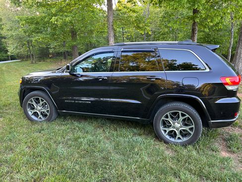 Used 2018 Jeep Grand Cherokee Limited AWD/4WD image 2