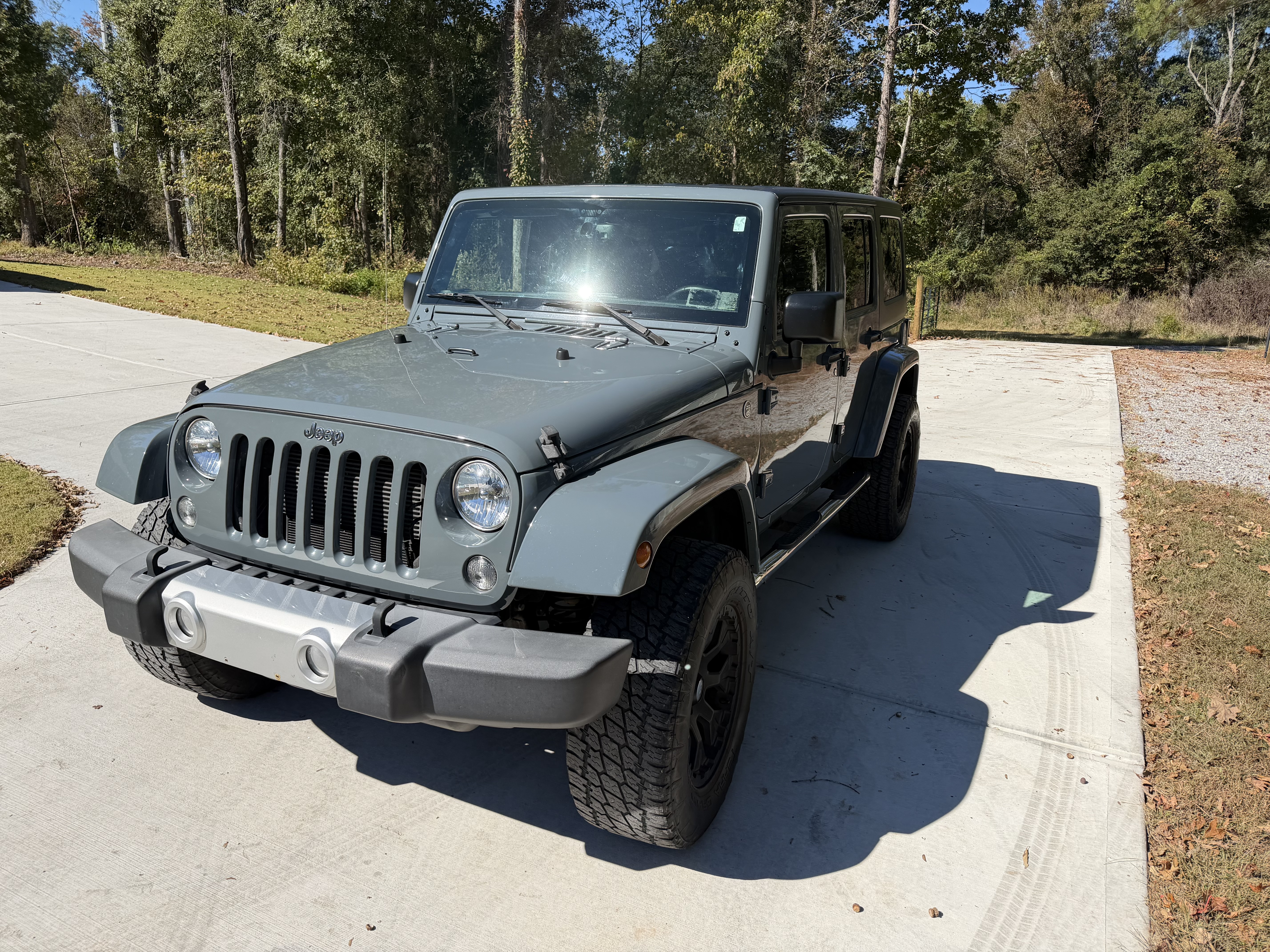 Used 2015 Jeep Wrangler Unlimited Sahara w/ Connectivity Group AWD/4WD image 16