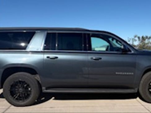 Used 2019 Chevrolet Suburban LT image 1