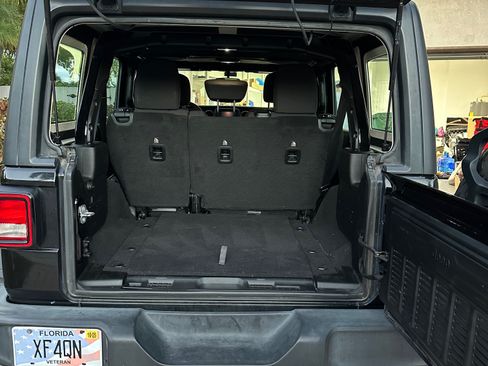 Used 2018 Jeep Wrangler Unlimited Sport image 13
