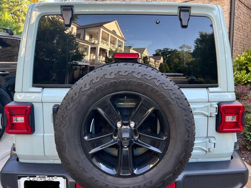 Used 2023 Jeep Wrangler Unlimited Sahara AWD/4WD image 5