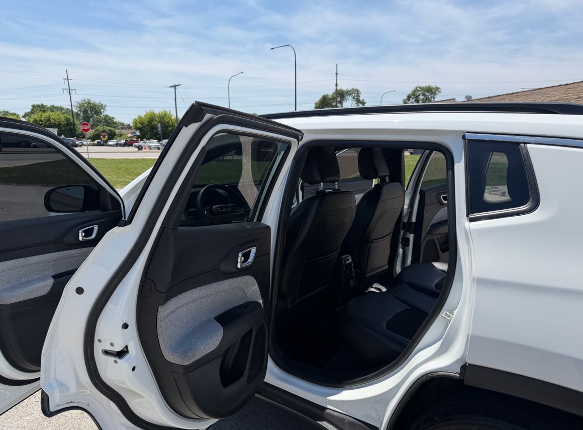 Used 2023 Jeep Compass Latitude AWD/4WD image 9