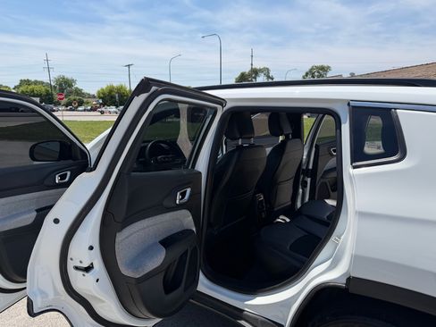 Used 2023 Jeep Compass Latitude AWD/4WD image 9