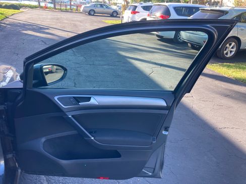 Used 2016 Volkswagen Golf S image 19