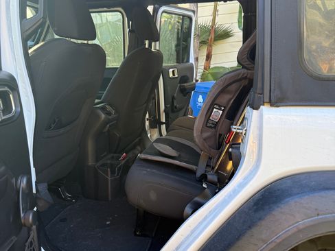 Used 2018 Jeep Wrangler Unlimited Sport image 8