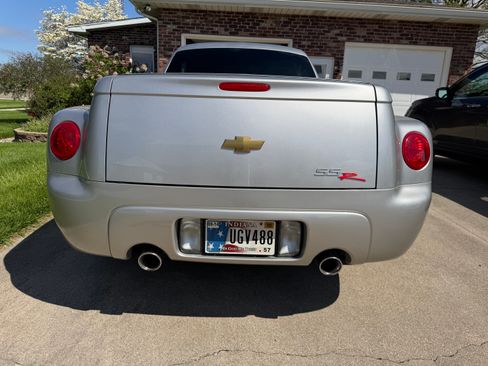 Used 2004 Chevrolet SSR w/ Preferred Equipment Group RWD image 4