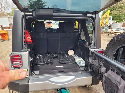 Used 2016 Jeep Wrangler Unlimited Sahara w/ Connectivity Group image 16