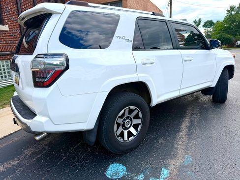 Used 2017 Toyota 4Runner TRD Off-Road Premium AWD/4WD image 2