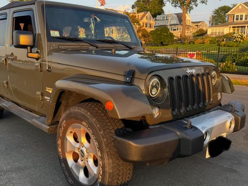 Used 2015 Jeep Wrangler Unlimited Sahara w/ Connectivity Group AWD/4WD image 1