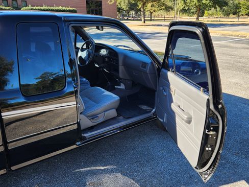 Used 1992 Toyota Pickup Deluxe image 12