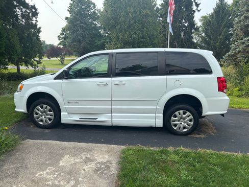 Used 2017 Dodge Grand Caravan SE w/ Power Window Group FWD image 1