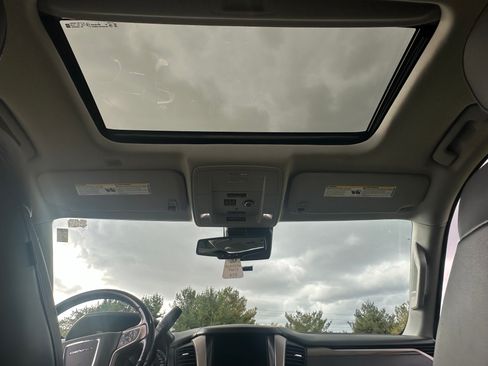 Used 2020 GMC Yukon XL Denali w/ Denali Premium Package image 11