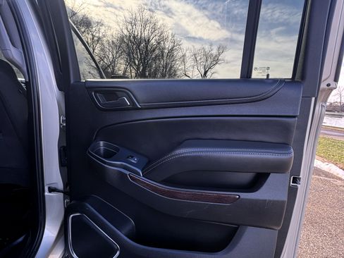 Used 2017 GMC Yukon XL SLE w/ SLE Value Package image 19