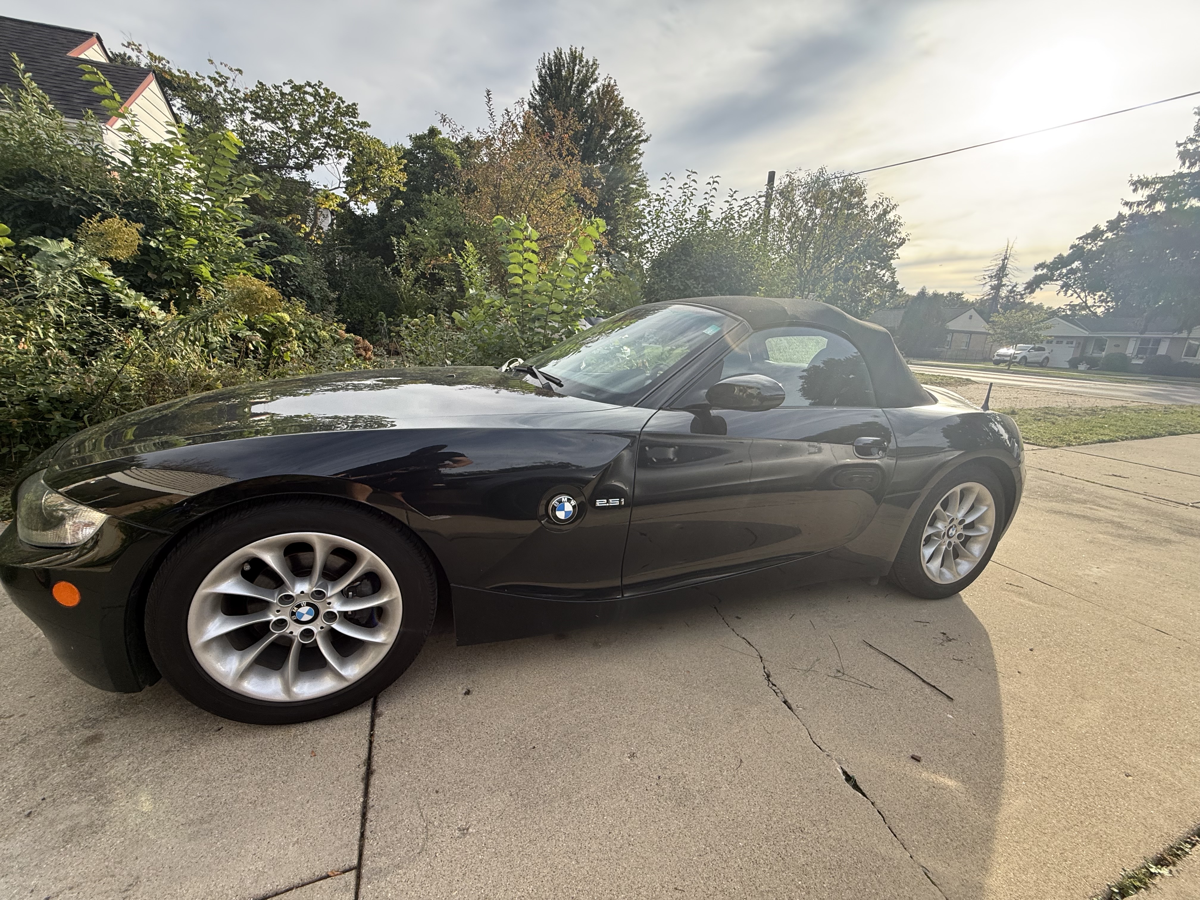 Used 2005 BMW Z4 2.5i RWD image 1